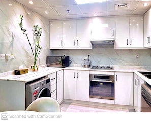 Mikrowelle, Ofen, Geschirrspüler, Kochgeschirr/Geschirr/Besteck