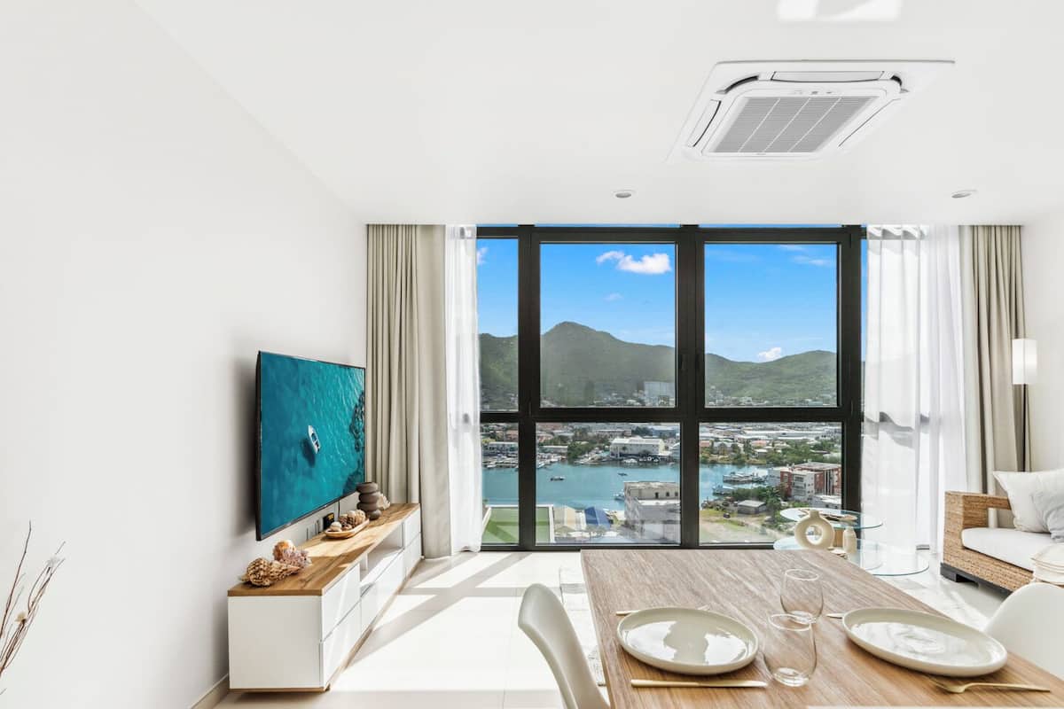 Comfort Apartment | Living area | Smart TV