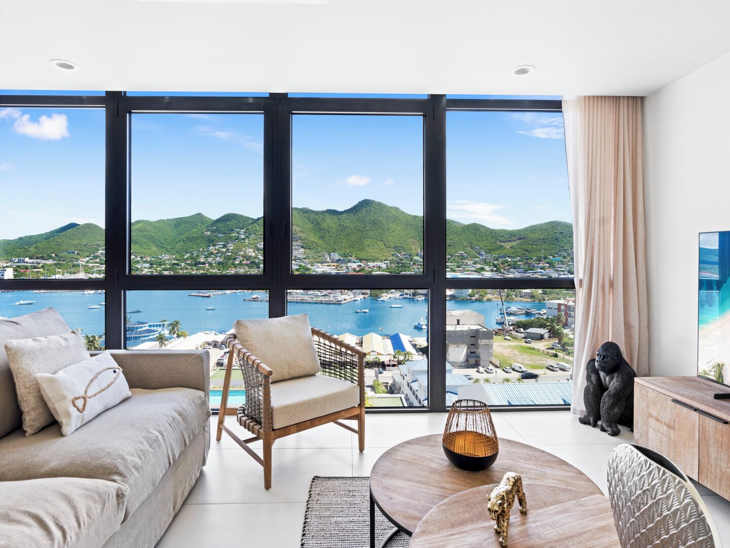 Beautiful 2 Bedroom - 2 Bathroom | 起居区 | 智能电视