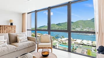 Beautiful 2 Bedroom - 2 Bathroom | Woonruimte | Een smart-tv