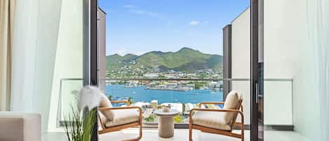 Amazing Top Floor Apartment | Balcony