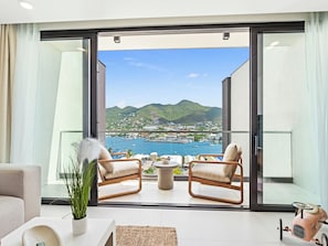 Amazing Top Floor Apartment | Balcony