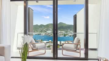 Amazing Top Floor Apartment | Balcony