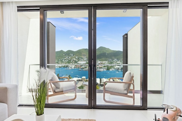 Amazing Top Floor Apartment | 陽台