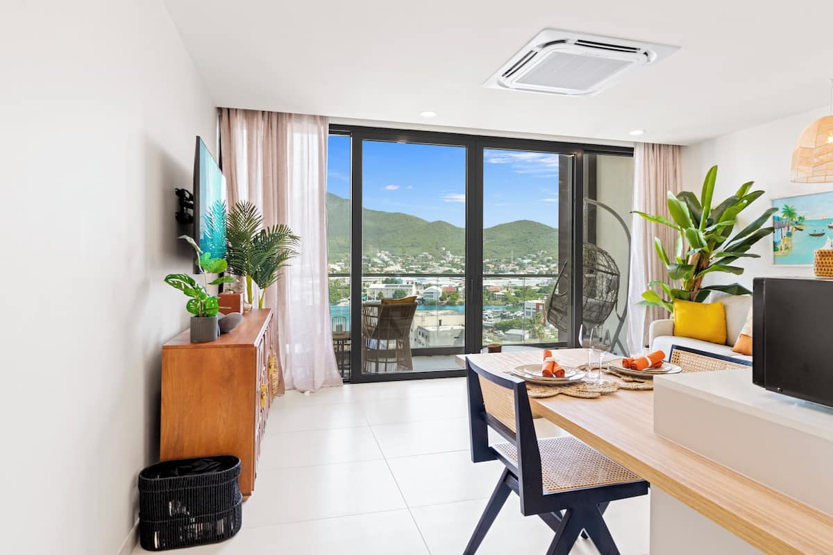 Premium Apartment | Living area | Smart TV