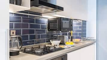 Premium Apartment - City View | Cozinha privada | Geladeira grande, micro-ondas, chaleira elétrica, torradeira