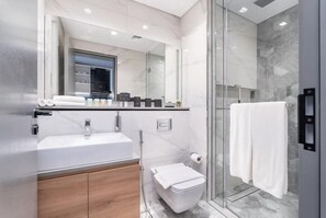 Romantic Apartment - Pool View | Bilik Mandi | Pancuran mandi, hulu semburan mandi hujan 