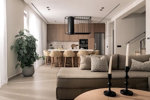 Un salon moderne avec un canapé, une table basse et une plante en pot.