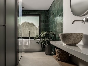 Dusche, umweltfreundliche Kosmetikartikel, Haartrockner, Handtücher