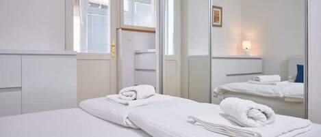 1 habitación, tabla de planchar con plancha, wifi gratis y ropa de cama