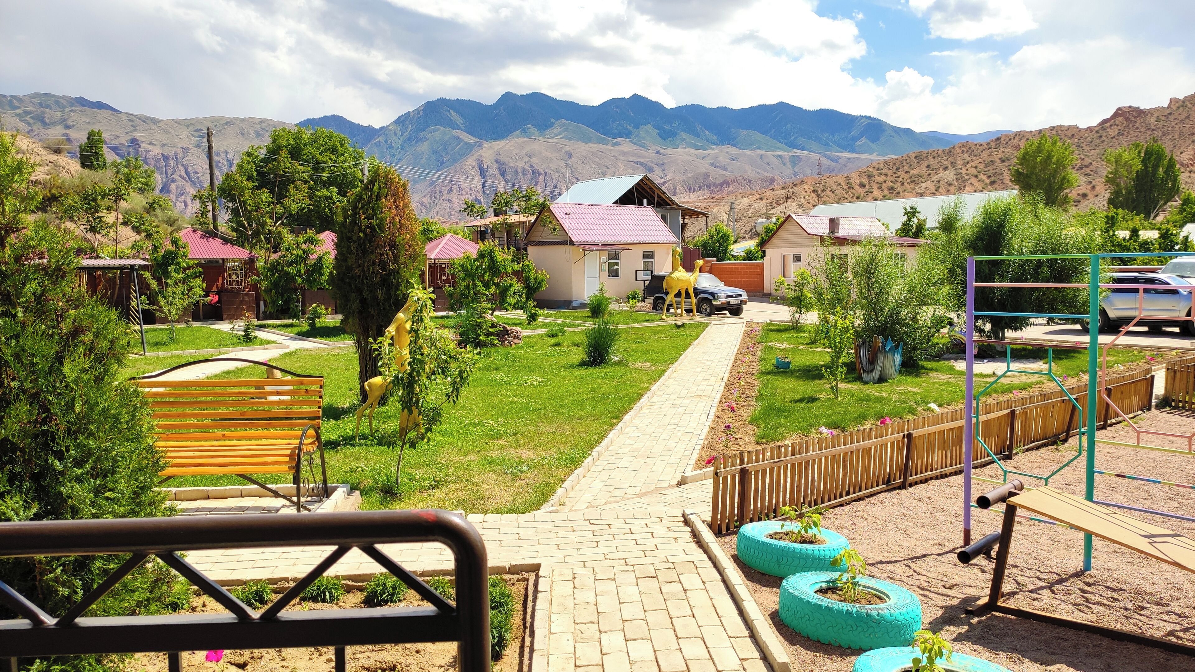 Zona residencial con casas, un sendero pavimentado y un parque infantil.