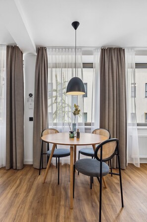 Comfort-suite | Opholdsområde | 50-tommers fladskærms-tv med satellitkanaler