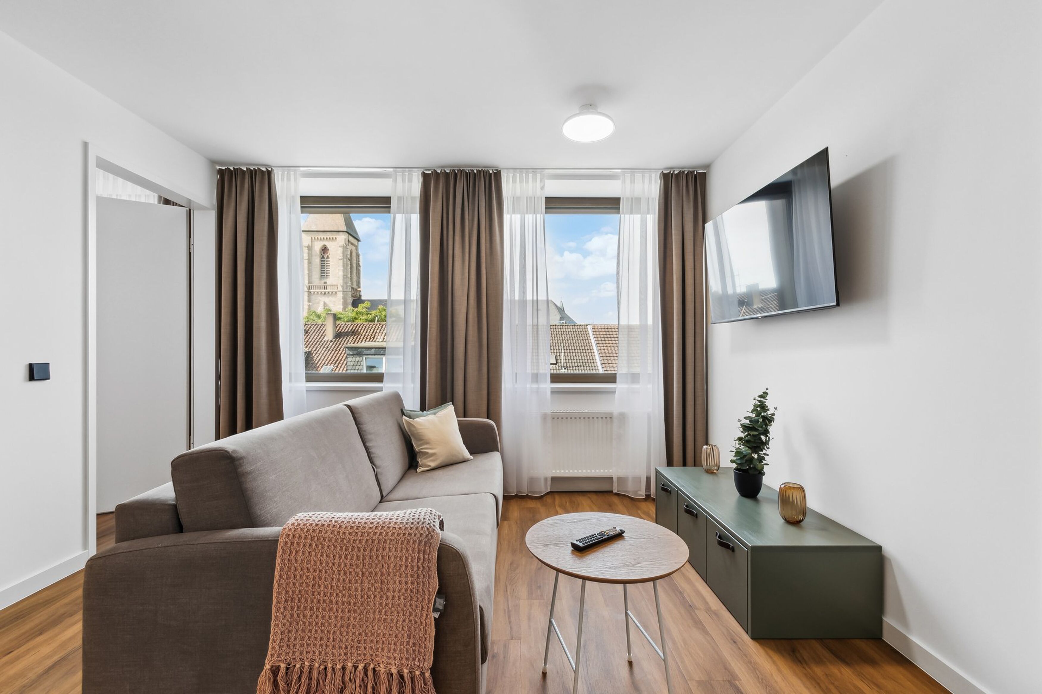 One-Bedroom Suite | Wohnbereich | 50-Zoll-Flachbildfernseher mit Satellitenempfang