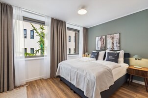 1 habitación, decoración personalizada, muebles diferentes y escritorio 