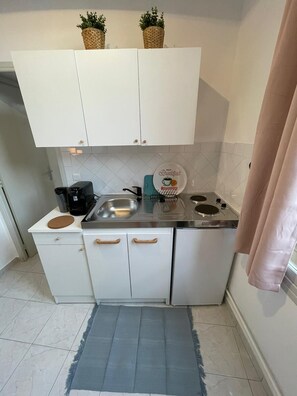 Réfrigérateur, micro-ondes, plaque de cuisson, cafetière/bouilloire