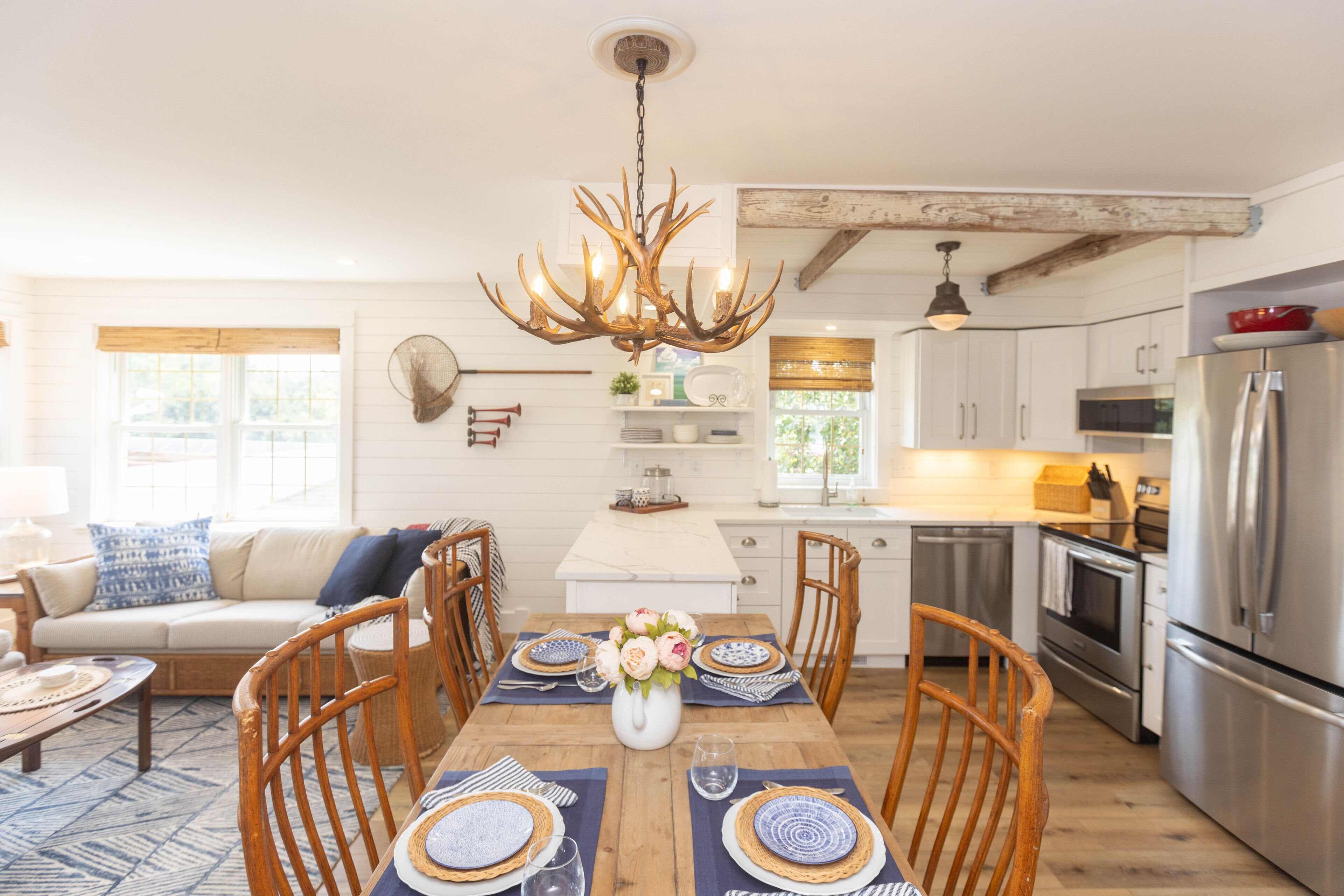 Heaven on Earth! 2 BDR Fontana Flat Walkable to Lake, Ice Cream Shop Downstairs
