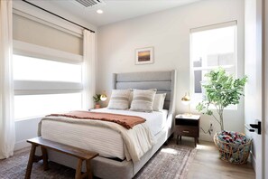 5 bedrooms, desk, iron/ironing board, travel crib - Desert Mirage: Private Pool, Foosball, Putting Green, Wheelchair Access (Hurricane)