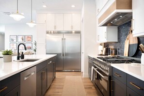 Fridge, microwave, oven, stovetop - Desert Mirage: Private Pool, Foosball, Putting Green, Wheelchair Access (Hurricane)