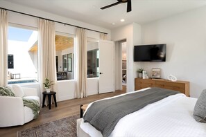 5 bedrooms, desk, iron/ironing board, travel crib - Desert Mirage: Private Pool, Foosball, Putting Green, Wheelchair Access (Hurricane)