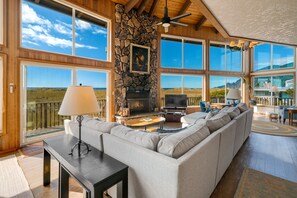 Smart TV, chimenea, reproductor de DVD y libros 