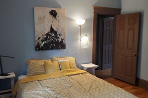 Desk, iron/ironing board, travel cot, WiFi - Ana Maria del Azul DT Minneapolis US Bank Stadium (Minneapolis)