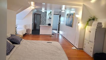 Desk, iron/ironing board, travel cot, WiFi