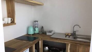 Réfrigérateur, micro-ondes, plaque de cuisson, cafetière/bouilloire