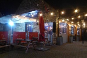 Outdoor dining - Stunning 2-bed Tiny Home Firepit Nr Castle (Doncaster)