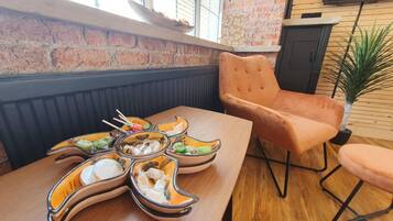 House, 2 Queen Beds | Dining