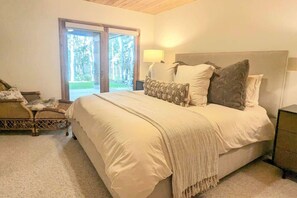 6 Schlafzimmer, Schreibtisch, Bügeleisen/Bügelbrett, Reisekinderbett