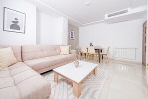 Apartament | Sala d'estar | Televisor de 37 polzades amb canals per cable i Netflix