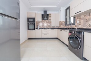 Apartament | Cuina privada | Frigorífic, microones, forn i placa de cuina