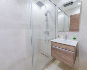 Apartment | Bathroom | Free toiletries, hair dryer, towels, soap - Appartement Luxueux à Kouba (Algiers)