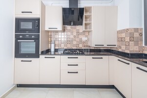 Refrigerador, microondas, horno, placa de cocina