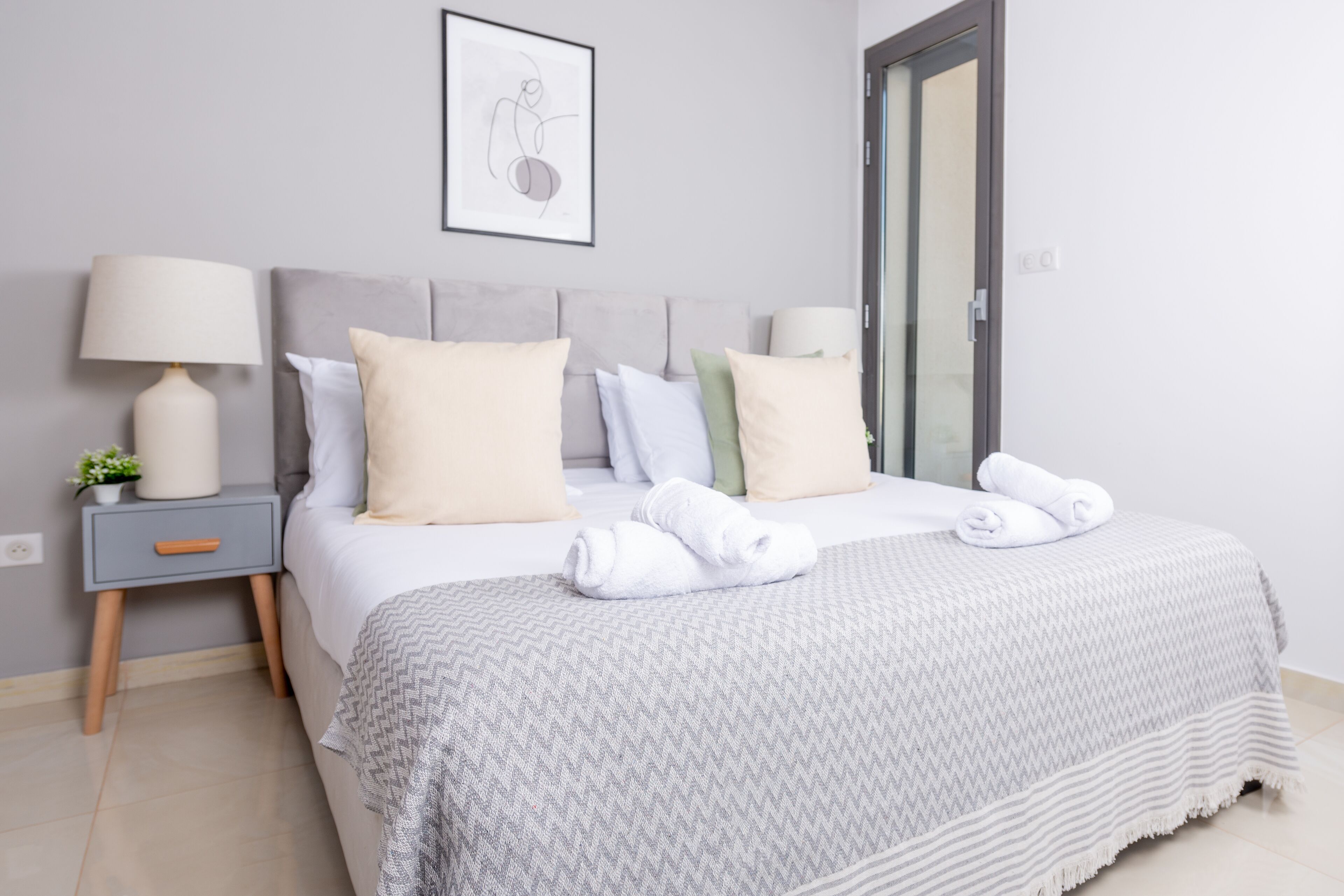 2 عدّة غرف نوم وملاءات للفراش لا تسبب الحساسية وطراز فريد لكل وحدة