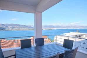 Outdoor dining - Queen's Lodge Mastrinka by Litto (Mastrinka)