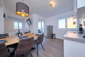 Fridge, oven, stovetop, dishwasher