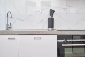 Fridge, oven, stovetop, dishwasher
