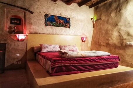 4 bedrooms, WiFi, bed sheets. A quiet and beautiful hotel located in a historical area of the city