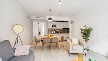 Two-Bedroom Apartment with terrace | Woonruimte | Een 50-inch flatscreentelevisie met satellietzenders