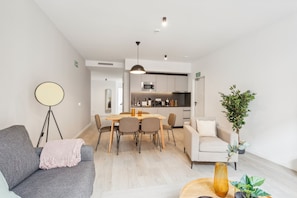 Two-Bedroom Apartment with terrace | Área de estar | TV de tela plana 50 polegadas com canais via satélite