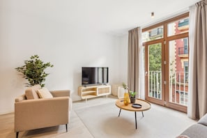 Two-Bedroom Apartment with terrace | Área de estar | TV de tela plana 50 polegadas com canais via satélite