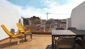 One-Bedroom Apartment with rooftop terrace | ลานระเบียง/นอกชาน