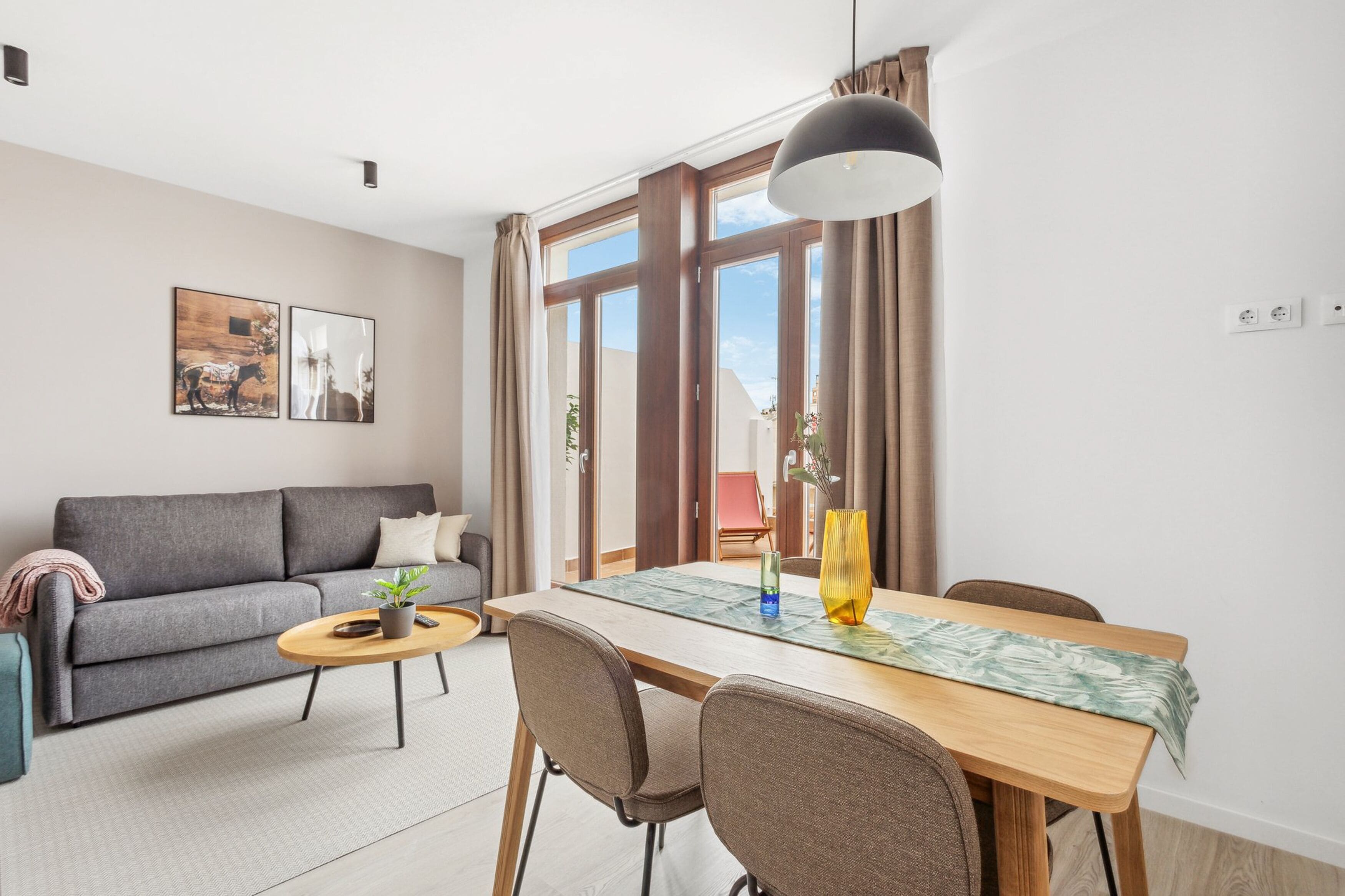 One-Bedroom Apartment with rooftop terrace | Woonruimte | Een 50-inch flatscreentelevisie met satellietzenders