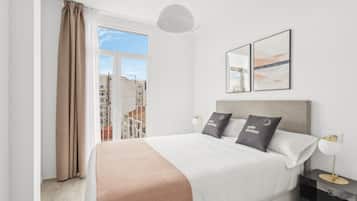 One-Bedroom Apartment with rooftop terrace | 1 sovrum, individuell inredning, unika möbler och skrivbord