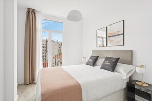 One-Bedroom Apartment with rooftop terrace | โต๊ะทำงาน, พื้นที่ทำงานแบบใช้แล็ปท็อป, ผ้าม่านกันแสง, เตารีด/โต๊ะรีดผ้า