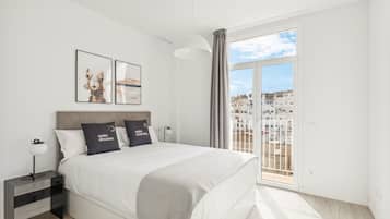 One-Bedroom Apartment with balcony | Decoración individual, mobiliario individual, escritorio