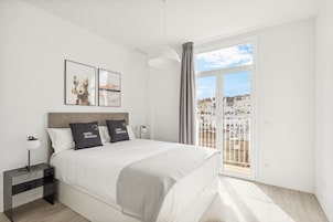 One-Bedroom Apartment with balcony | Decoración individual, mobiliario individual, escritorio