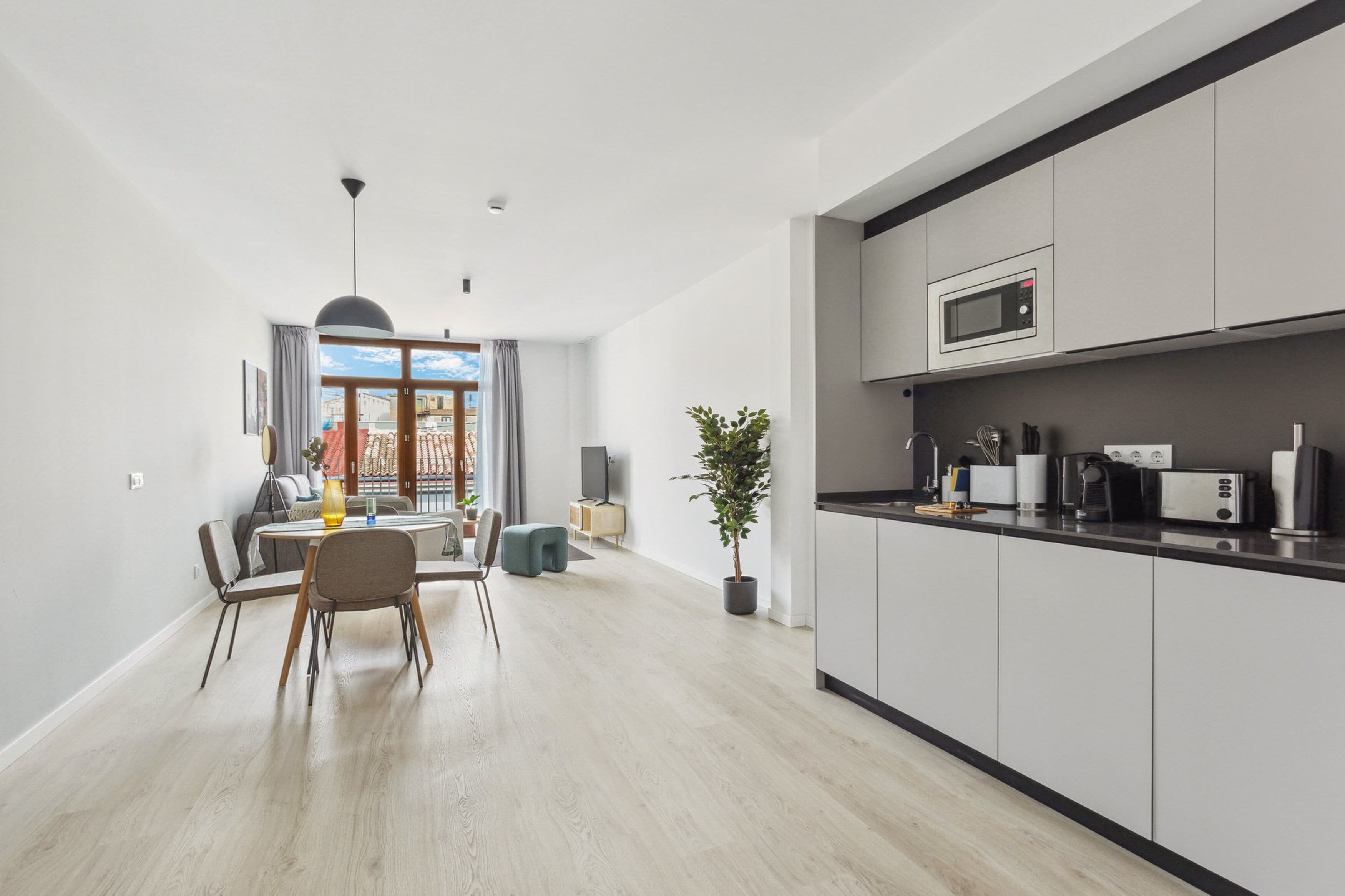 One-Bedroom Apartment with balcony | Cocina privada | Frigorífico, microondas, placa de cocina y lavavajillas