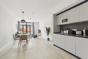 One-Bedroom Apartment with balcony | Cozinha privada | Geladeira, micro-ondas, cooktop, lava-louças